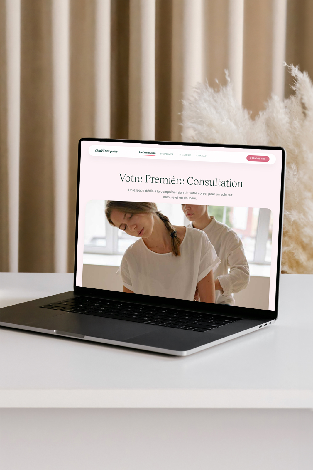 Site ostéopathe Claire — vue desktop, page d'accueil apaisante et module Calendly